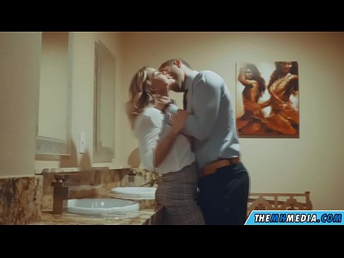❤️ Kur një bjonde me bukë ju josh në një banjë publike ❤️ Porno tek ne